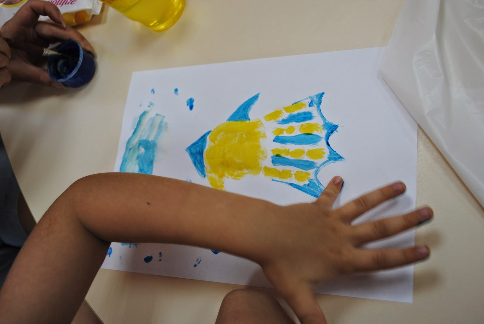 Краски пальчики. Рисование ладошками. Рисование ладошками для детей. Рисование ладошками и пальчиками. Ладошка рисунок.